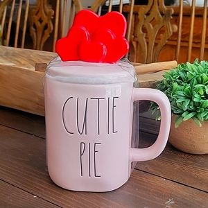 Rae Dunn mug/coffee cup with heart topper. NWT